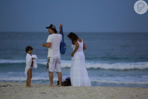 Grávida, Dira Paes vai à praia com o marido, Pablo Baião, e o filho, Inácio, de 5 anos, no Rio de Janeiro