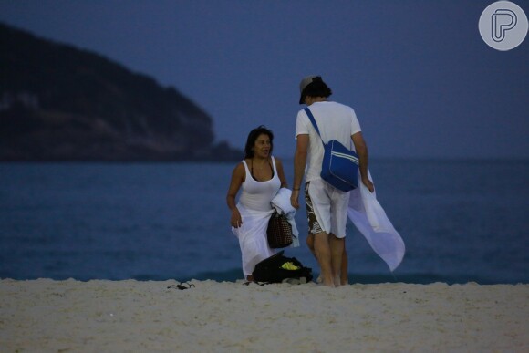 Dira Paes exibe barriga de cinco meses de gravidez em dia de praia com o marido, Paulo Baião, e o filho, Inácio, de 7 anos, no Rio de Janeiro
