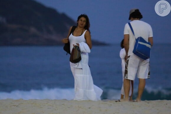 De vestido, Dira Paes mostra barriguinha de cinco meses de gestação ao passar momentos relaxando em praia com o marido, Pablo Baião, e o filho do casal, Inácio, de 5 anos