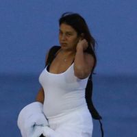 Dira Paes exibe barriga de 5 meses de gravidez em praia com o marido e o filho