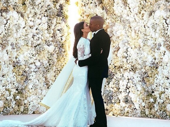 Kim Kardashian contou sobre Caitlyn Jenner ao marido dias antes do casamento. Em entrevista ela revelou o que ele disse: 'Se você não pode ser autêntico e você não pode viver sua vida, o que você tem?'