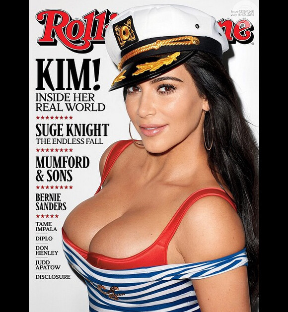 Com decote generoso e vestindo uma fantasia de marinheira, Kim Kardashian foi clicada pelo famoso fotógrafo Terry Richardson para a capa da 'Rolling Stone'