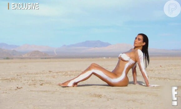 Kim Kardashian também já fez um ensaio nua e com o corpo pintado por uma tinta branca 