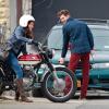 Andrew Garfield aparece em set ao lado da atriz Shailene Woodley, que dá vida à Mary Jane, em 'O Espetacular Homem-Aranha'