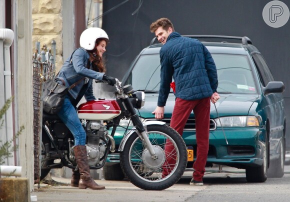 Andrew Garfield aparece em set ao lado da atriz Shailene Woodley, que dá vida à Mary Jane, em 'O Espetacular Homem-Aranha'