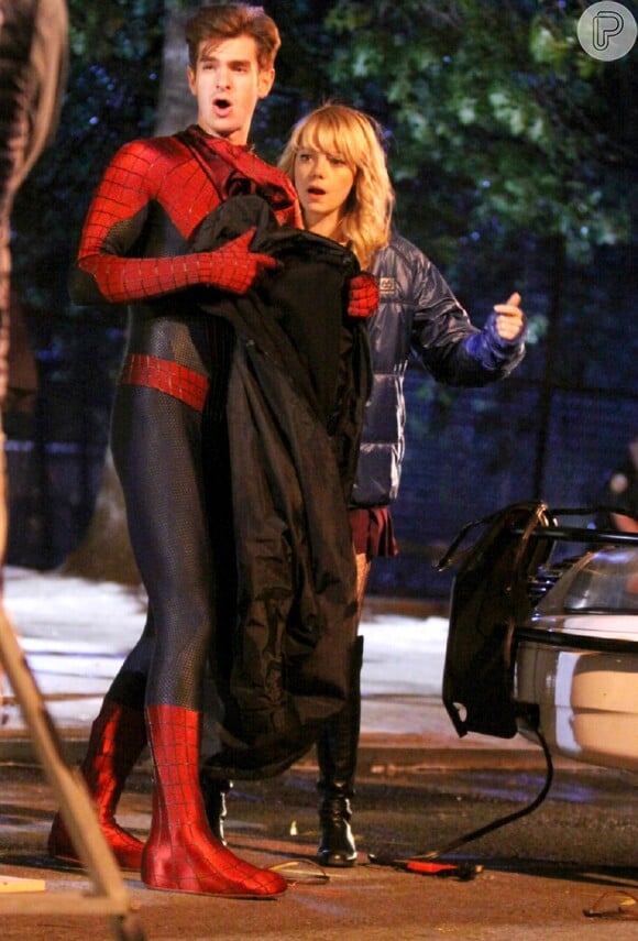 Andrew Garfield atua ao lado da namorada Emma Stone, em 'O Espetacular Homem-Aranha'