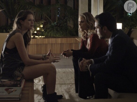 Alex (Rodrigo Lombardi) conta para Pia (Guilhermina Guinle) que Giovanna (Agatha Moreira) estava se prostituindo, na novela 'Verdades Secretas'