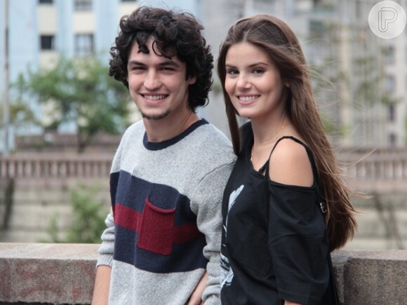 Angel (Camila Queiroz) e Guilherme (Gabriel Leone) anunciam que estão namorando e Alex (Rodrigo Lombardi) fica irritado, na novela 'Verdades Secretas'