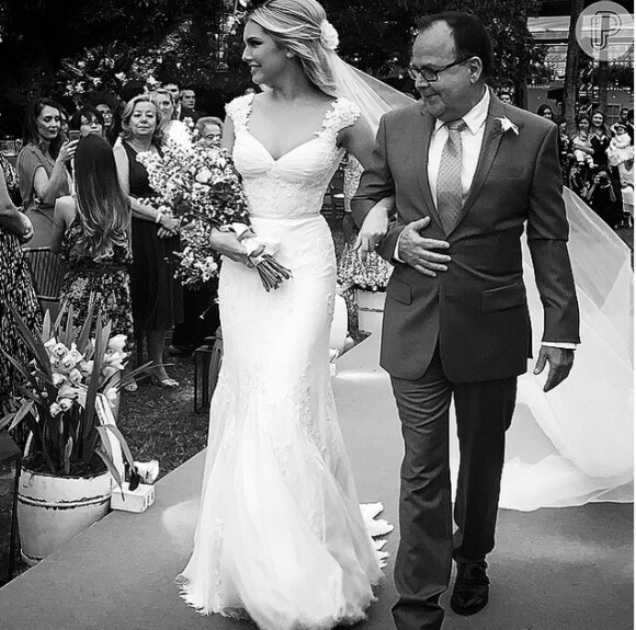 Louise D'Tuani foi levada ao altar pelo pai, Antonio Augusto, em seu casamento com o humorista Eduardo Sterblich, nesta quarta-feira, 1º de julho de 2015