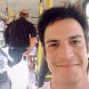Mateus Solano postou em seu Instagram uma foto dentro de um ônibus, transporte escolhido para circular pela cidade nesta quarta-feira, dia 1 de julho de 2015