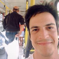 Mateus Solano anda de ônibus e posta foto: 'Foi bom pra matar saudades'