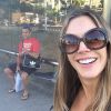 Joana Prado fazendo selfie com o marido e lutador Vitor Belfort no ponto de ônibus
