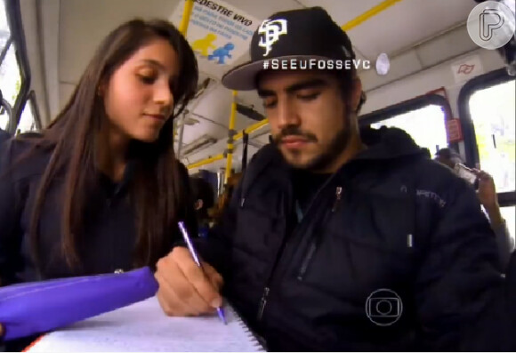 O ator Caio Castro andando de ônibus e dando autógrafo durante o quando 'Se eu Fosse Você' do programa 'Caldeirão do Huck'