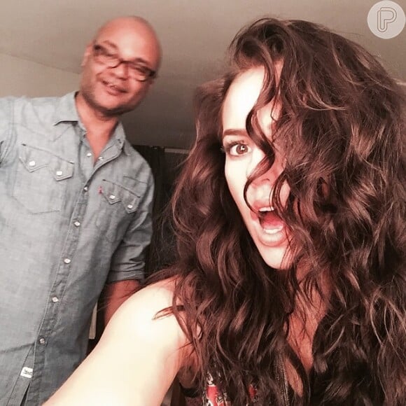 Paolla Oliveira posa com cabelos ondulados após gravações de 'Além do Tempo', da Globo