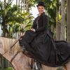 Paolla Oliveira precisou aprender a andar a cavalo para viver a vilã Melissa na novela 'Além do Tempo'. Trama estreia no dia 13 de julho no horário das 18h da Globo