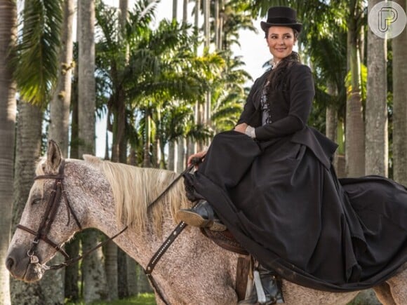 Paolla Oliveira precisou aprender a andar a cavalo para viver a vilã Melissa na novela 'Além do Tempo'. Trama estreia no dia 13 de julho no horário das 18h da Globo