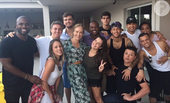 Domingo, 28 de junho, Neymar se encontrou com os apresentadores Angélica e Luciano Huck e Thiaguinho e Fernanda Souza, na casa dos casal