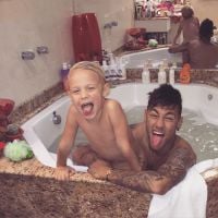 De férias, Neymar brinca com o filho, Davi Lucca, durante banho de banheira