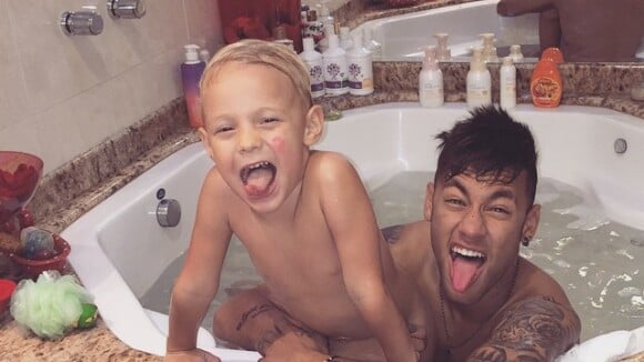 De férias, Neymar brinca com o filho, Davi Lucca, durante banho de banheira