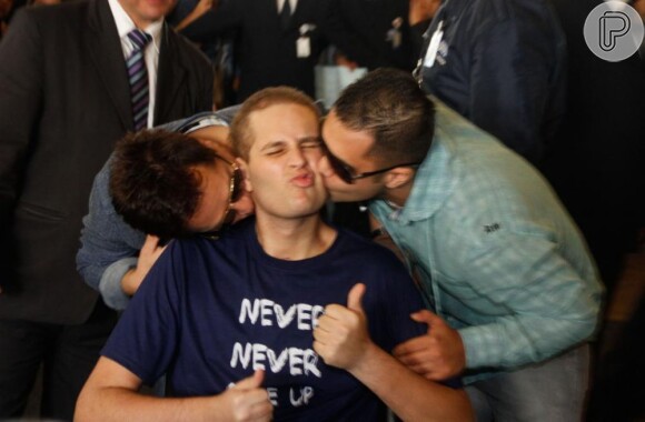 Pedro Leonardo é carinhosamente beijado pelo pai, Leonardo, e pelo primo, Thiago. Após quarenta dias de alta, Pedro grava vídeo com mensagem aos fãs