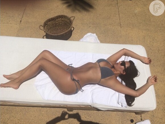 Kim Kardashian exibe boa boa forma ao colocar o bronzeado em dia