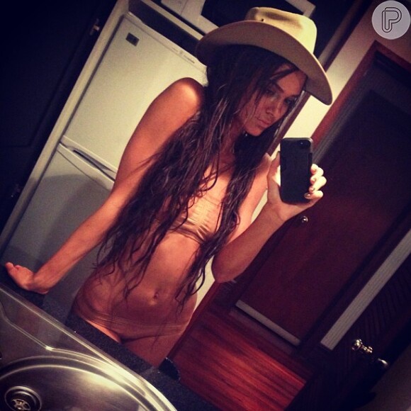 Kendall Jenner também mostra o corpo em forma em selfies