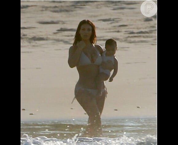 North West, primogênita de Kim Kardashian, já acompanha a mamãe famosa nas idas à praia, também usando biquíni