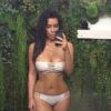 Kim Kardashian adora exibir o corpão em selfies