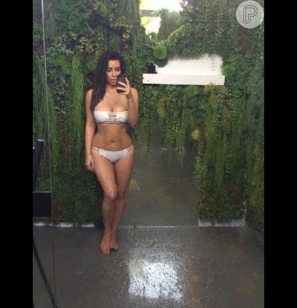 Kim Kardashian adora exibir o corpão em selfies