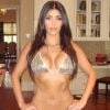 Kim Kardashian mostra boa forma em fotos de biquíni