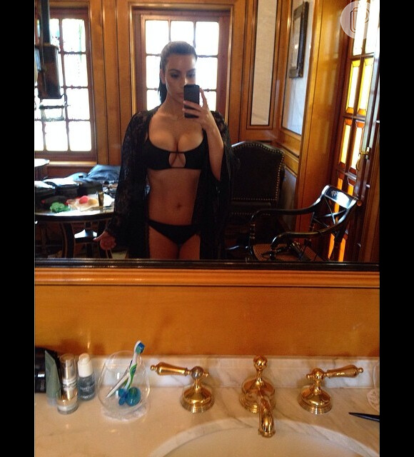 Em março de 2014, Kim Kardashian fez uma selfie usando o biquíni de sua irmã mais nova, Kylie Jenner, na época com 16 anos. 'Sim, roubei o biquíni da Kylie e não vou devolvê-lo', brincou