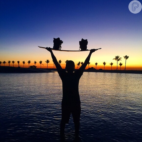 'Primeiro board a andar no Sunset Cable Park', escreveu o cantor na legenda de uma foto postada na sua rede social Instagram