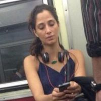 Camila Pitanga é clicada por fã em metrô e brinca: 'Poderia ter feito Photoshop'