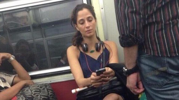 Camila Pitanga é clicada por fã em metrô e brinca: 'Poderia ter feito Photoshop'