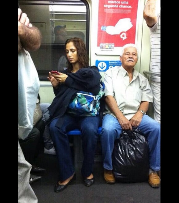 Camila Pitanga já foi flagrada no metrô no Rio outra vez por um fã