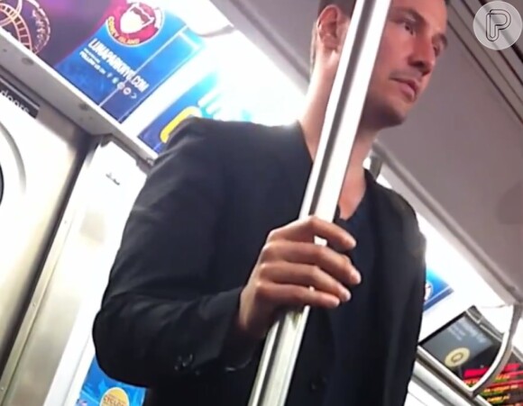 O ator Keanu Reeves também já andou de metrô. Ele foi flagrado no transporte público, em Nova York, nos Estados Unidos
