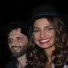 Camila Pitanga vai a caráter na festa junina da Globo, acompanhada do namorado, Sergio Siviero