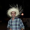Marcos Pasquim chegou de chapéu de palha ao arraiá de 'Babilônia', no Rio