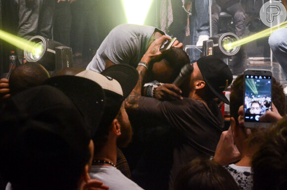 Neymar deu beijo na cabeça de Thiaguinho durante show em São Paulo