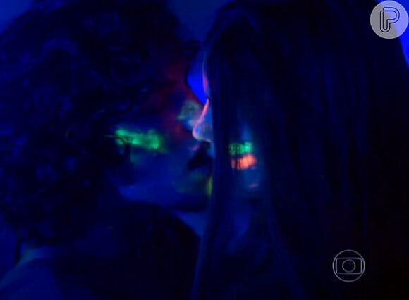 Na novela 'Verdades Secretas' , Angel (Camila Queiroz) teve sua primeira vez com Guilherme (Gabriel Leone), em uma festa psicodélica, mas a jovem foi enganada pelo estudante