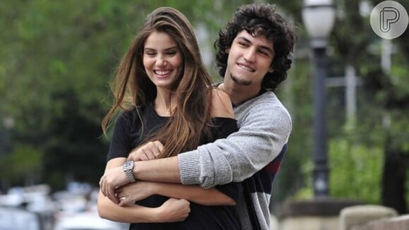 Angel (Camila Queiroz) aceita o pedido de namoro de Gui (Gabriel Leone) na novela 'Verdades Secretas'