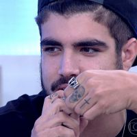 Caio Castro explica tatuagem da palavra 'xis' no dedo: 'Gosto de fotografar'