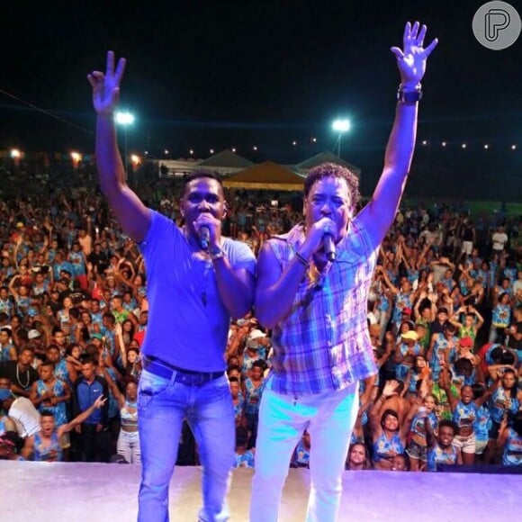 Compadre Washington é sucesso na Bahia por liderar o grupo É o Tchan, ao lado do cantor Beto Jamaica