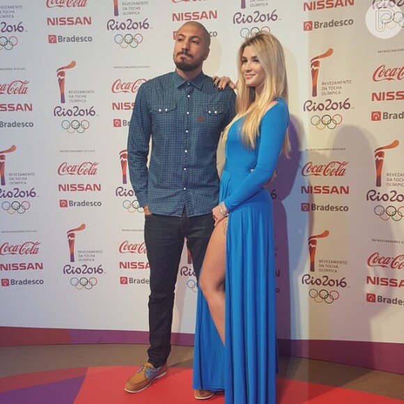 Fernando e Aline, do 'BBB15', posam juntos na festa de lançamento da Tocha Olímpica Rio 2016