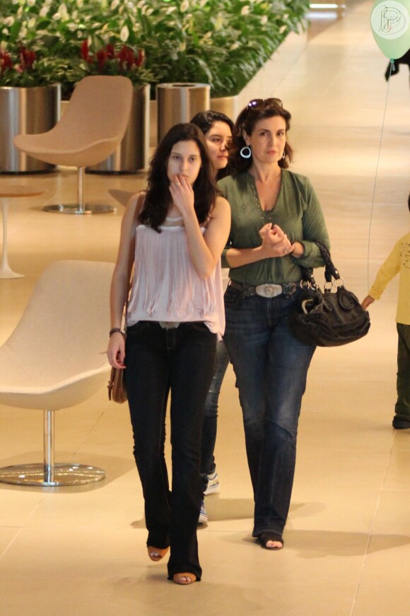 Fátima Bernardes teve a companhia das filhas Laura e Beatriz em um primeiro momento do passeio