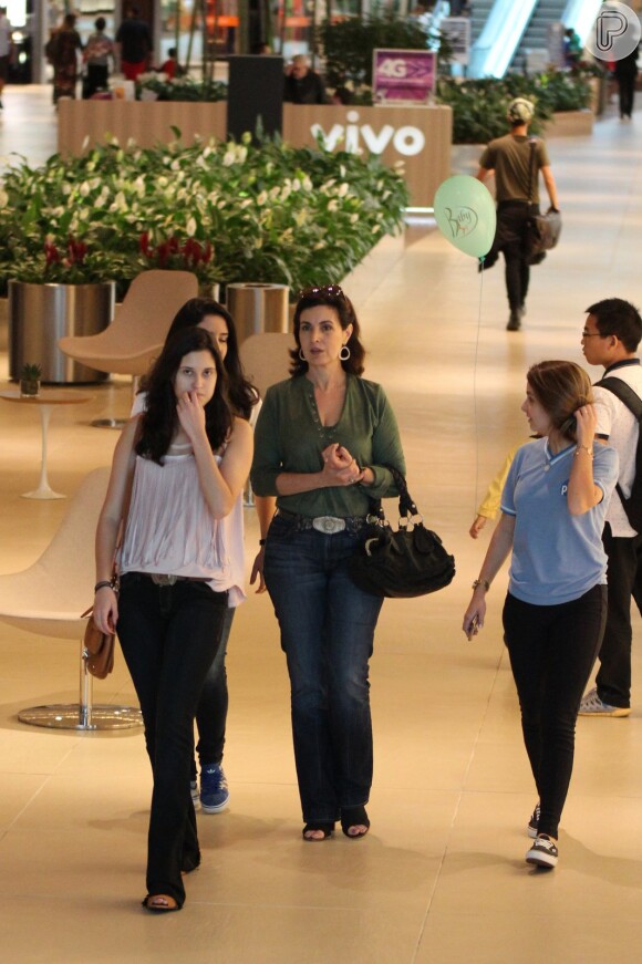 Fátima Bernardes circulou pelo Village Mall, shopping da Barra da Tijuca, com as filhas, Beatriz e Laura