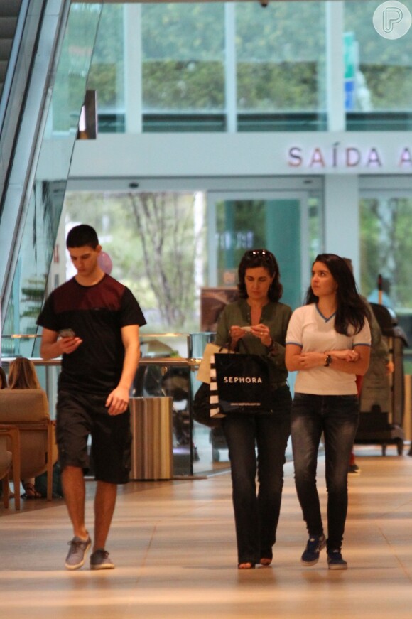 Fátima Bernardes passeou por shopping do Rio de Janeiro na tarde deste sábado, 4 de julho de 2015