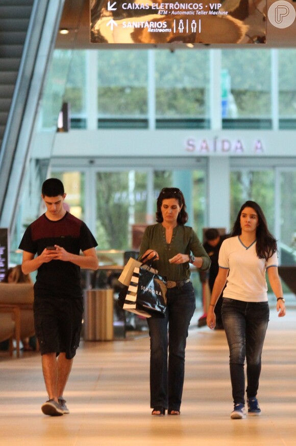 Fátima Bernardes passeou por shopping do Rio de Janeiro na tarde deste sábado, 4 de julho de 2015