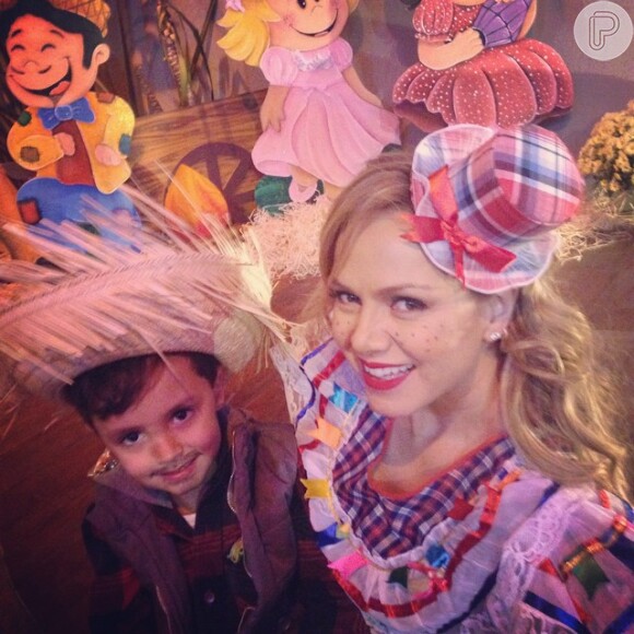 Eliana promoveu festa caipira e posou para foto ao lado do filho, Arthur: 'Meu amor no arraiá'