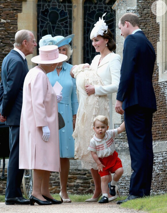 Kate Middleton e príncipe William cumprimentam a Rainha Elizabeth II, enquanto o príncipe George posa para os fotógrafos